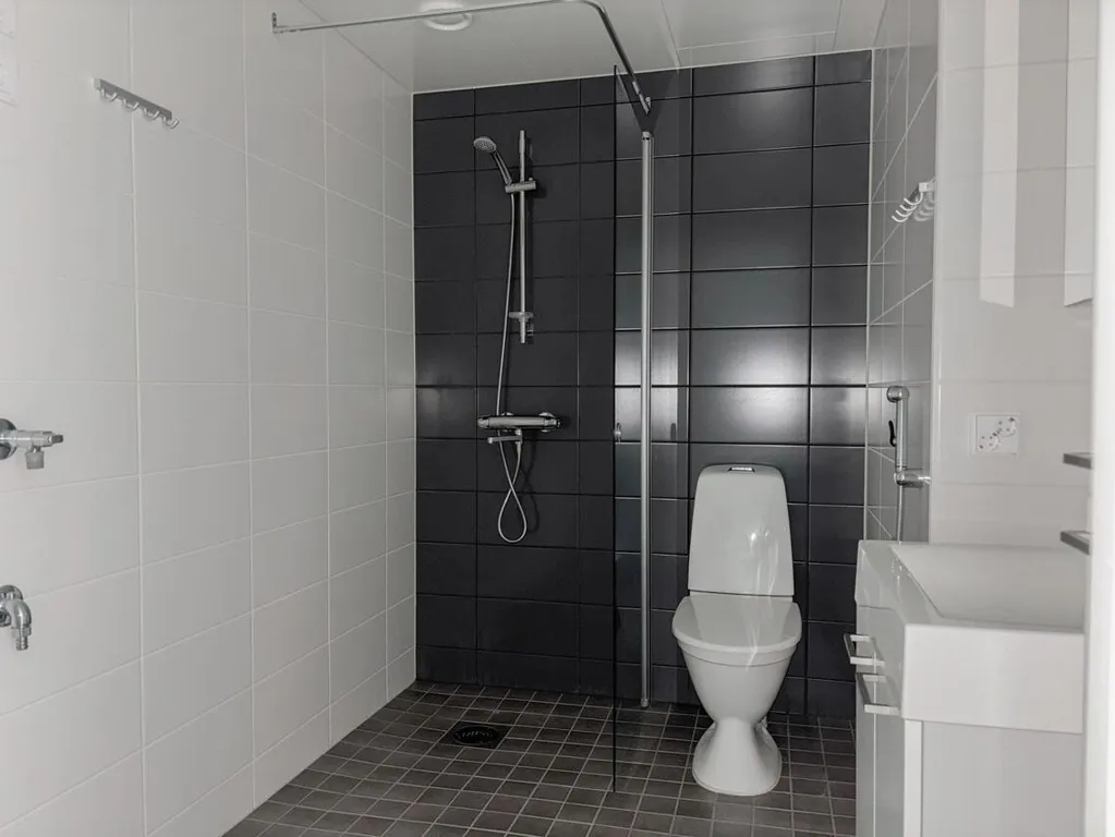 Bathrooms - Compact One-Bedroom Flat with Balcony in Jyväskylä Centre