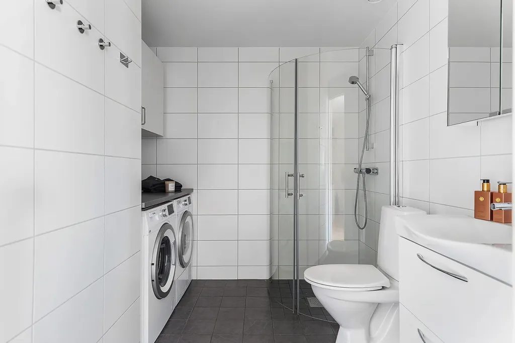 Salles de bain - Spacious Three-Bedroom Flat with Garden in Björkris