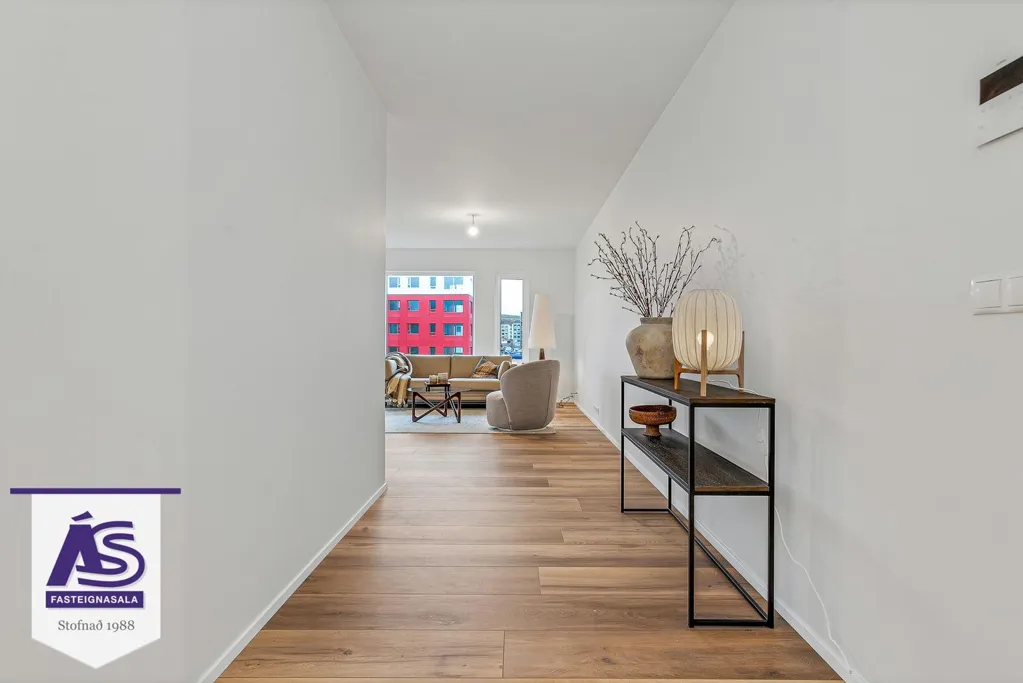 Ingresso - New 2-4 Bed Apartments with Elevator in Skarðshlíð