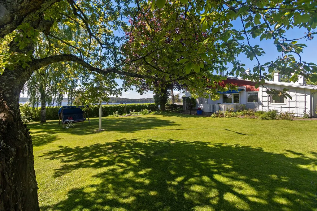 Garden - Villa with Lake View in Stenhamra