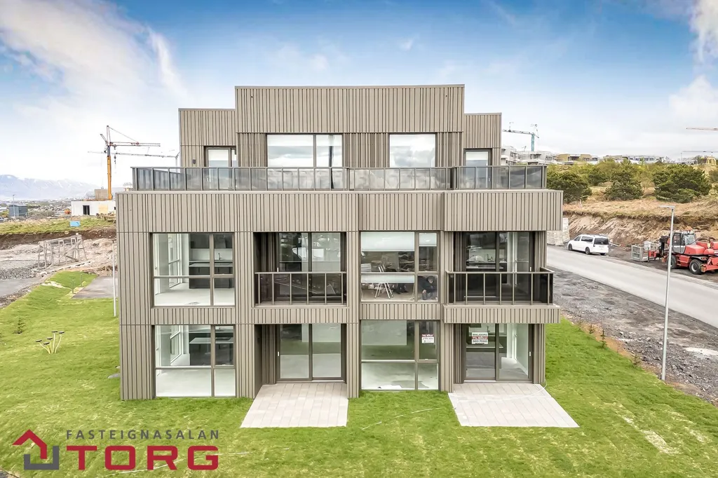 Välivaade - Modern Apartment with Balcony in Hnðraholt