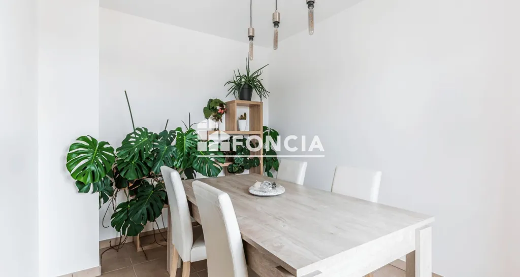 Salle à manger - Appartement avec Balcon et Vue Dégagée à Yutz