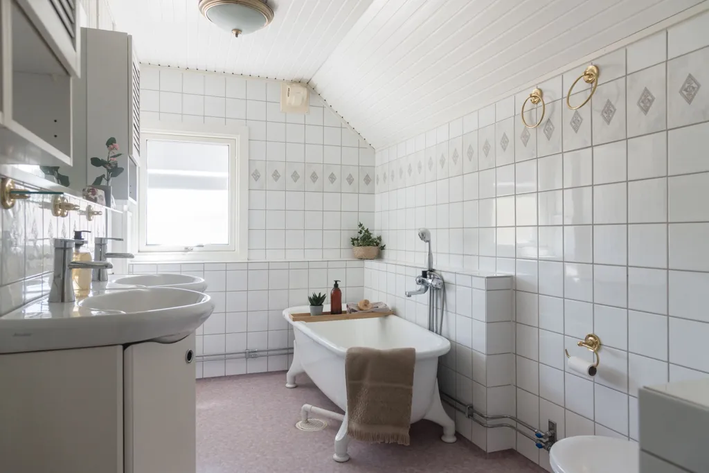 Salles de bain - Villa with Corner Plot and Pool in Quiet Area