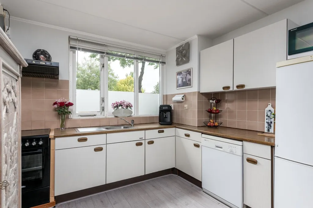 Köök - Spacious 5-Bedroom House with Deep Garden in Almere