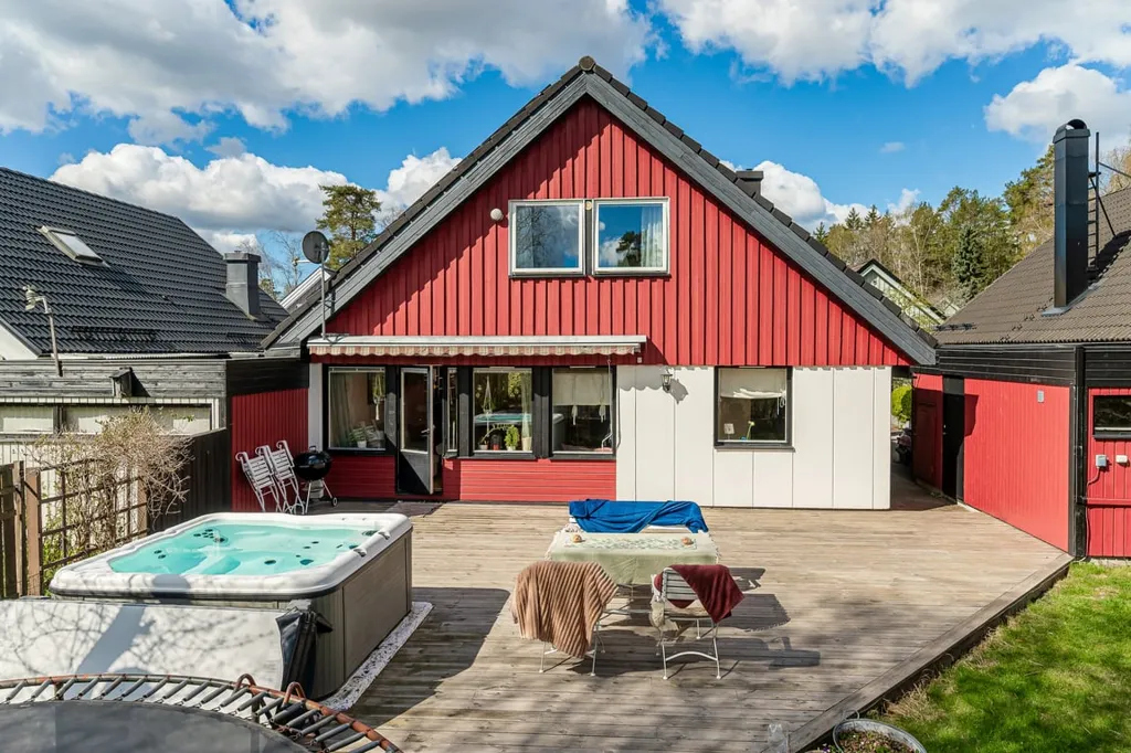 Exterior - 1½-Storey Villa with Spa Deck in Quiet Suburb