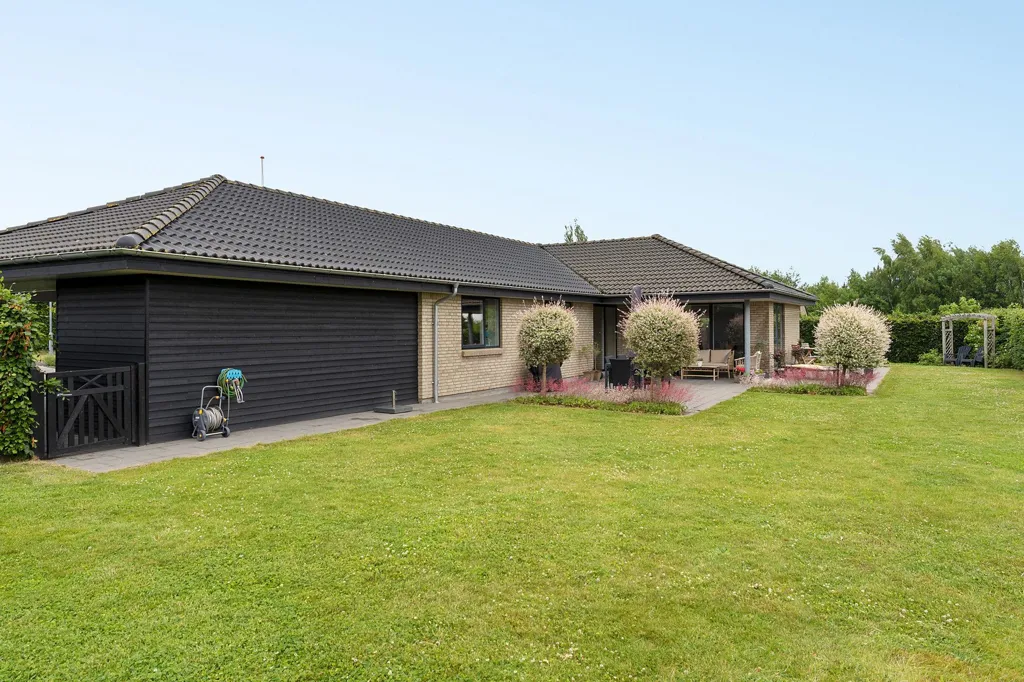 Jardin - Contemporary Villa with Garden in Morud