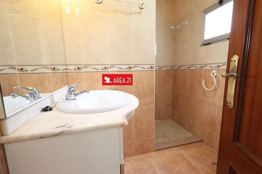 Bathrooms - Chalet with Terrace in Urban Core