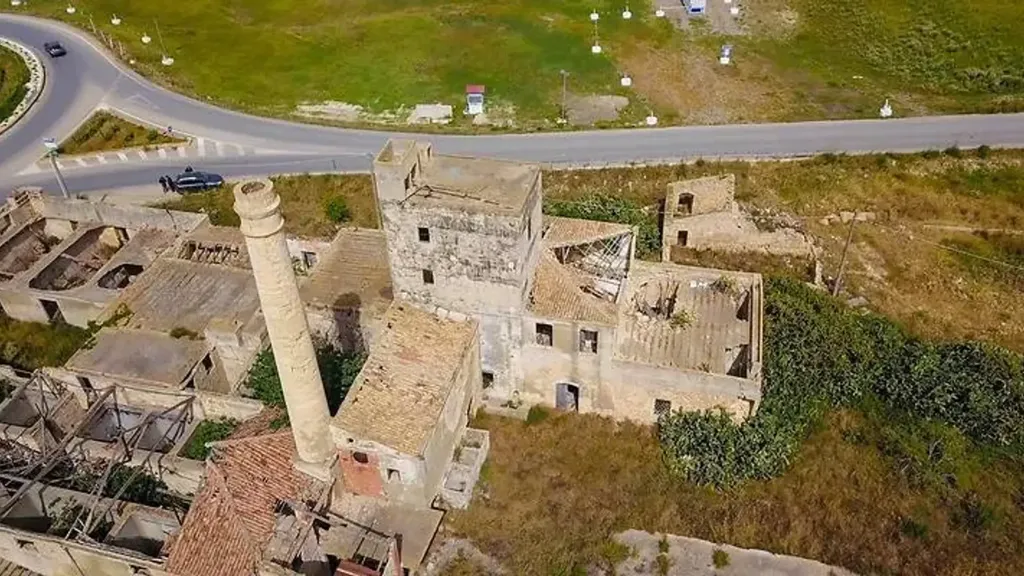 Vue aérienne - Historic Distillery with Seafront in Marzamemi