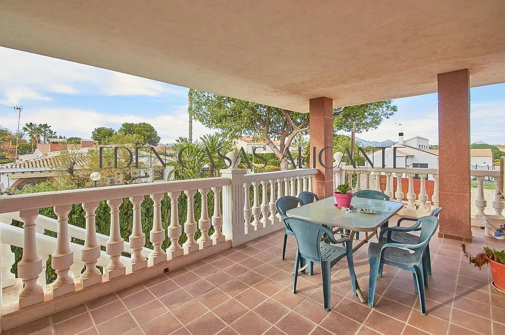 Terrass - Classic Chalet with Pool in Mutxamel