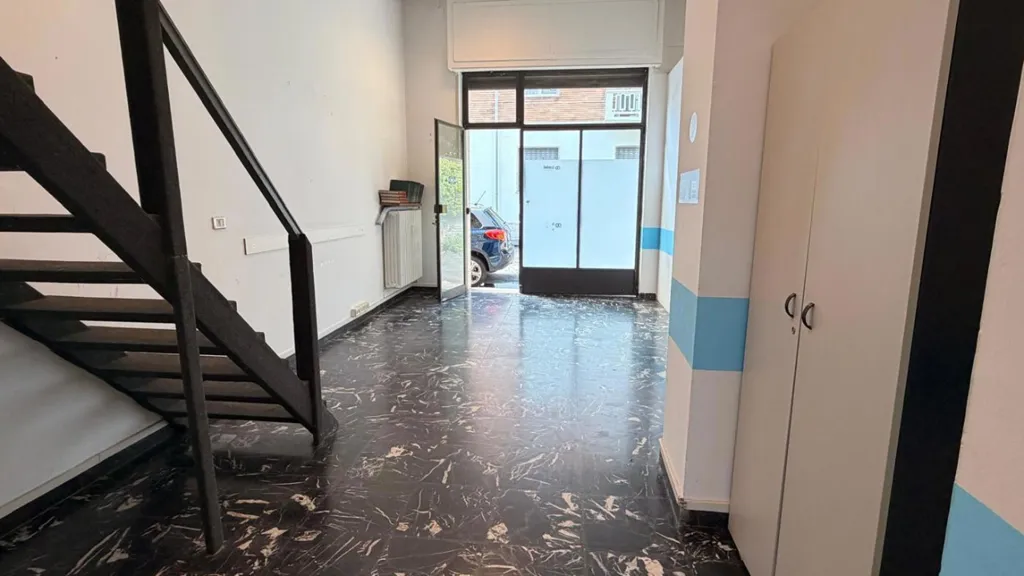 Entrée - Commercial Space with Private Parking in Turin