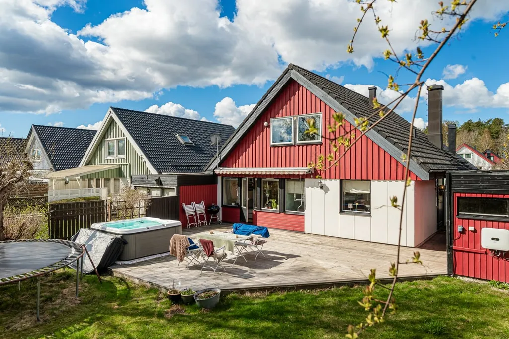 Garden - 1½-Storey Villa with Spa Deck in Quiet Suburb