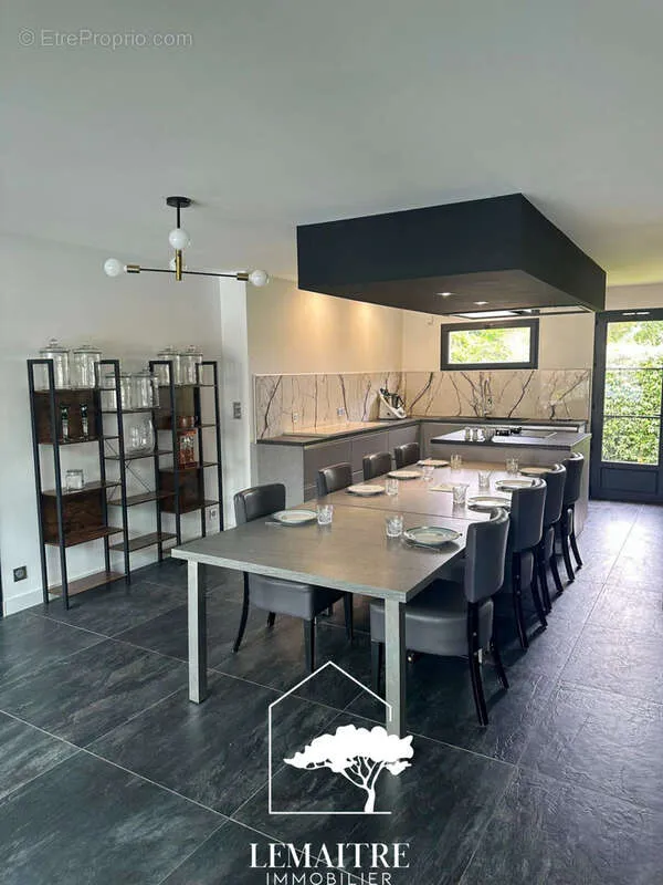 Salle à manger - Maison Contemporaine avec Piscine aux Mathes