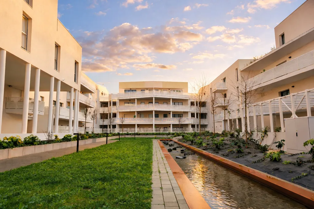 Garden - New 2-Bed Flat with Canal View in La Rochelle
