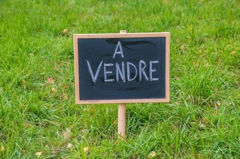 Aed - Quiet Land with Amenities in Ploërmel