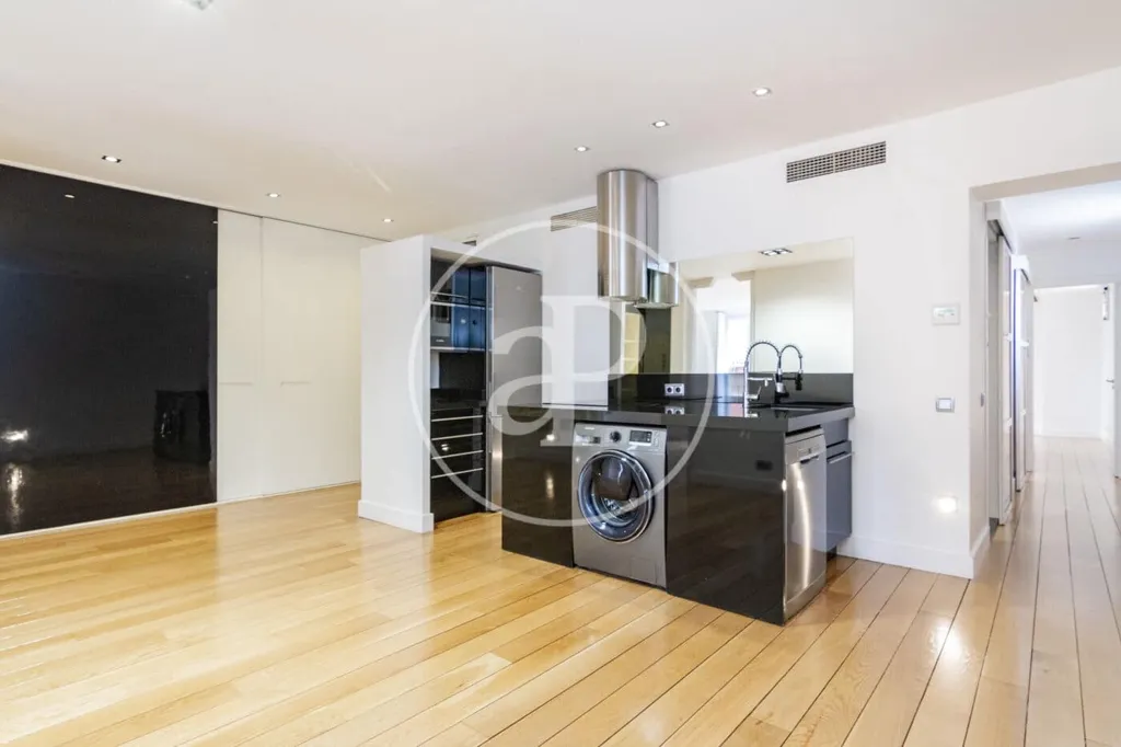 Kitchen - Modern Apartment with Balcony Views in Madrid Centre