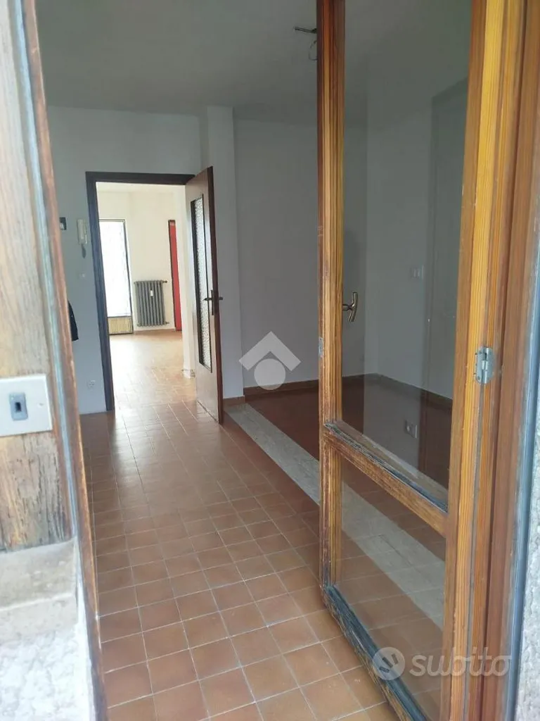 Esik - Commercial Shop with Central Location in Chiomonte