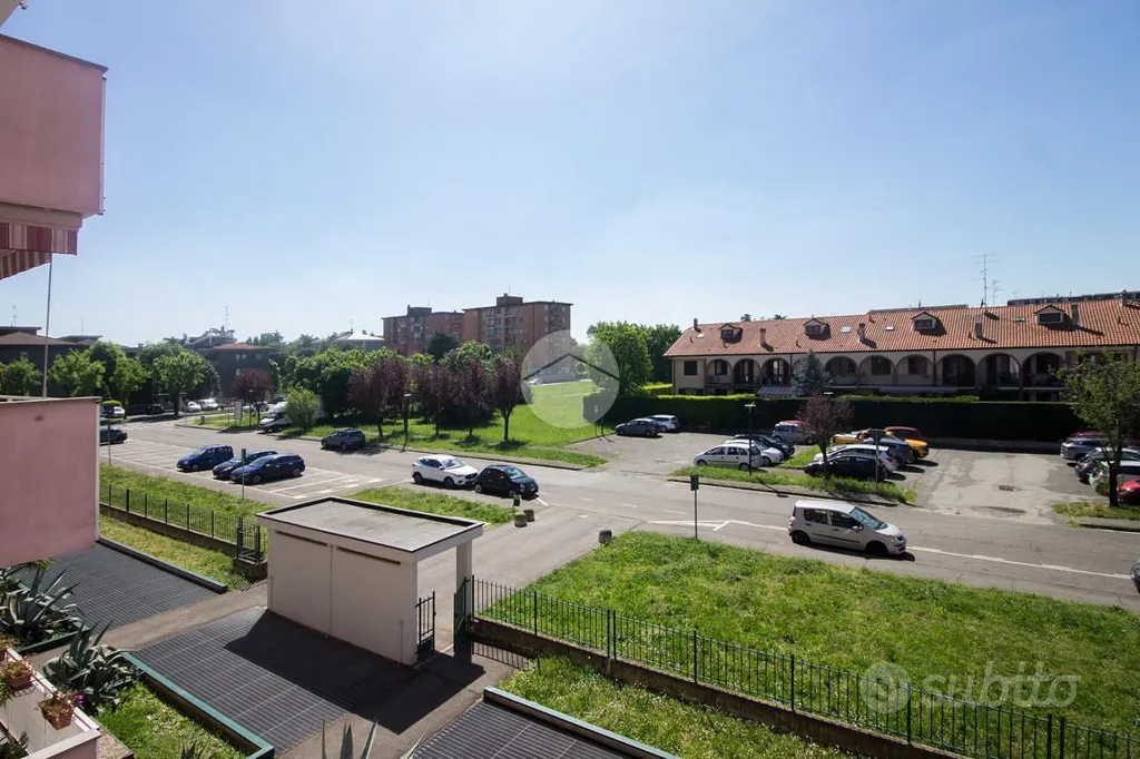 Rõdu - Second Floor Flat with Balcony in Garbagnate Milanese