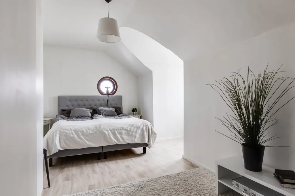 Bedrooms - Charming Two-Bedroom Flat with Balcony in Central North