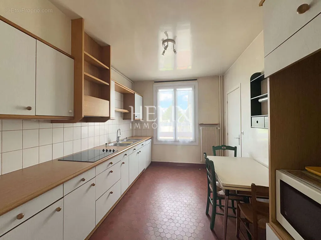Cucina - Spacious Apartment with Balcony in Louveciennes