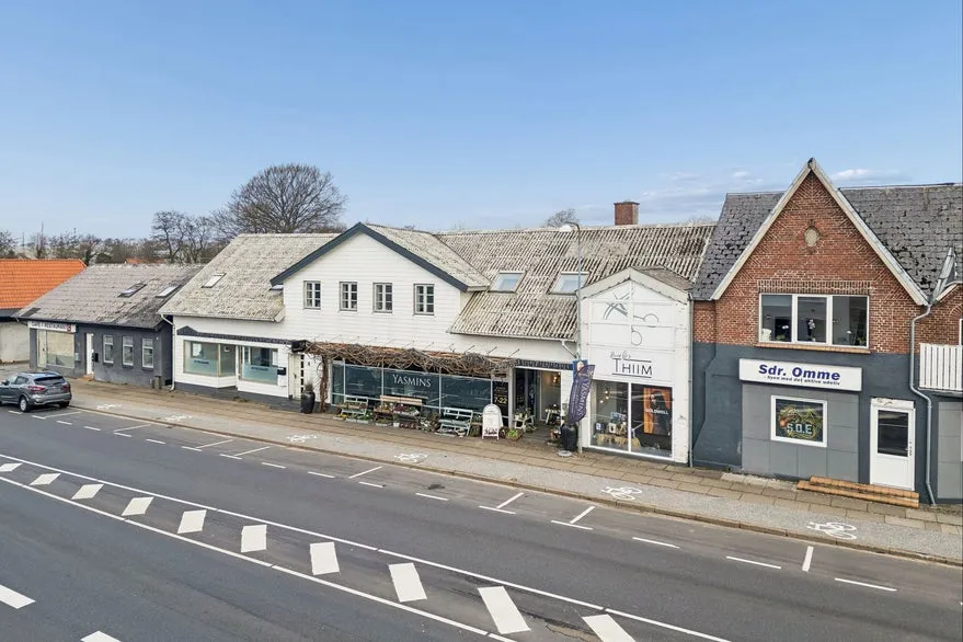 Extérieur - Mixed-Use Property with Central Location in Sønder Omme