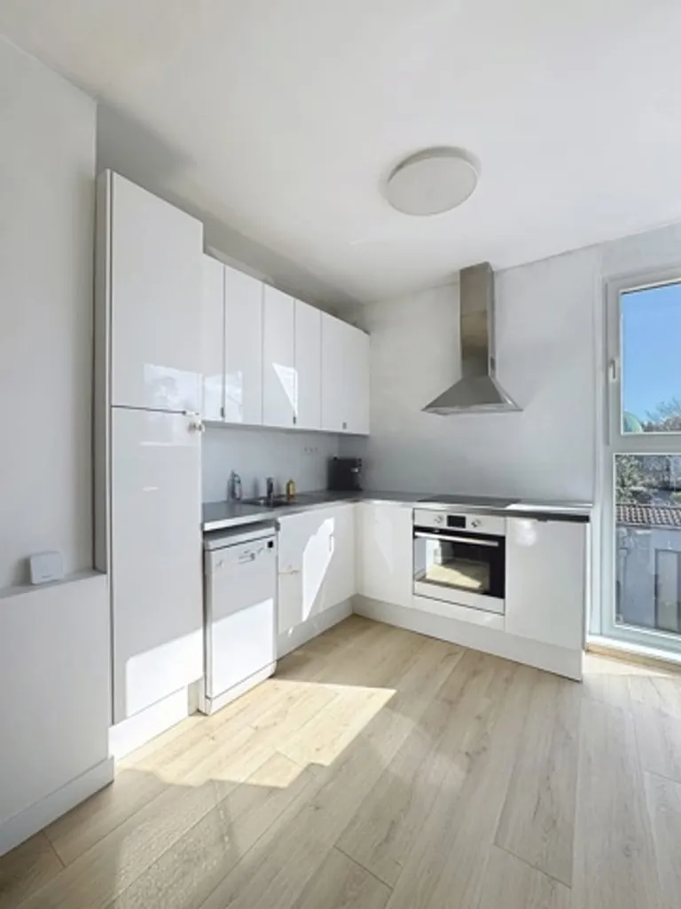 Köök - Bright 2-Bedroom Apartment in Uccle