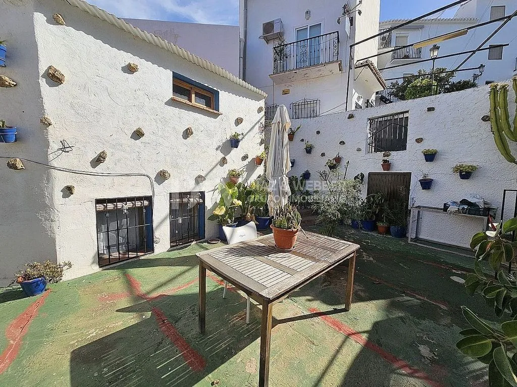 Jardin - Multi-Use Building with Terrace in Alcaucín