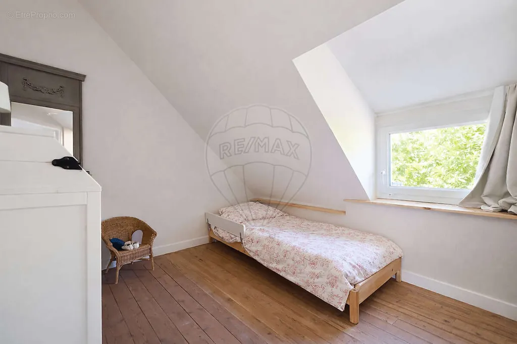 Bedrooms - Charming 1920s House with Garden in Senlis