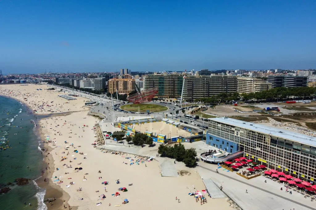 Luxury 2-Bedroom Flat with Balcony in Matosinhos