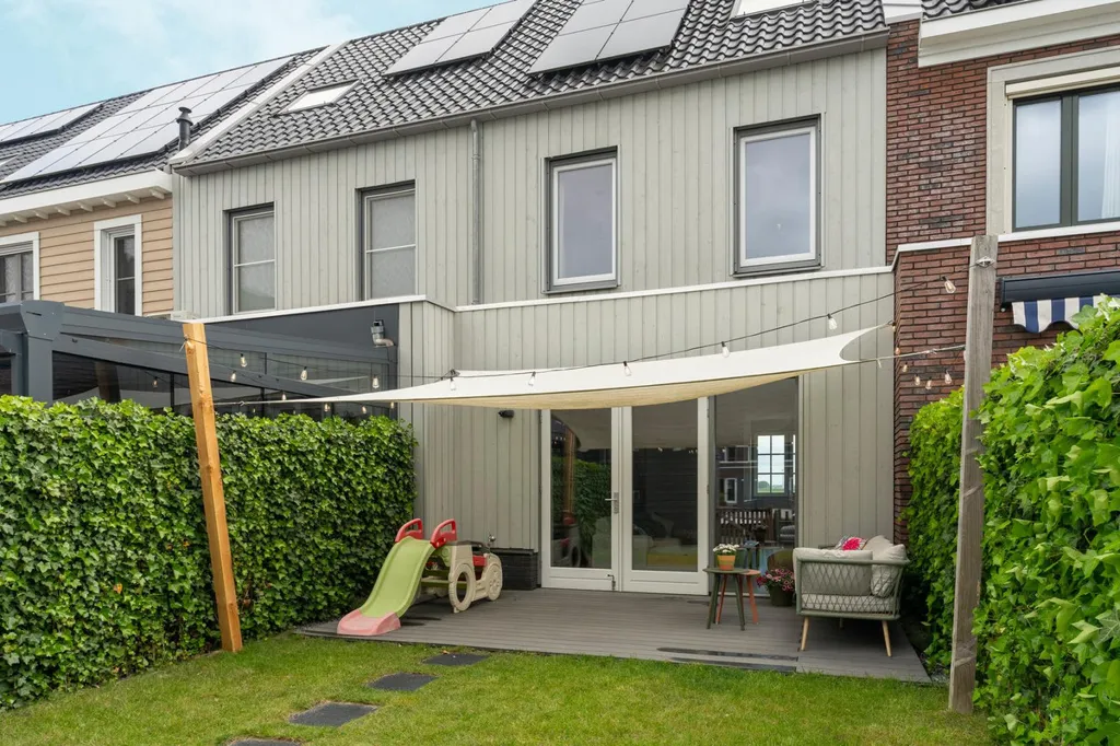 Terrass - Modern Terraced House with Waterfront in Zeewolde