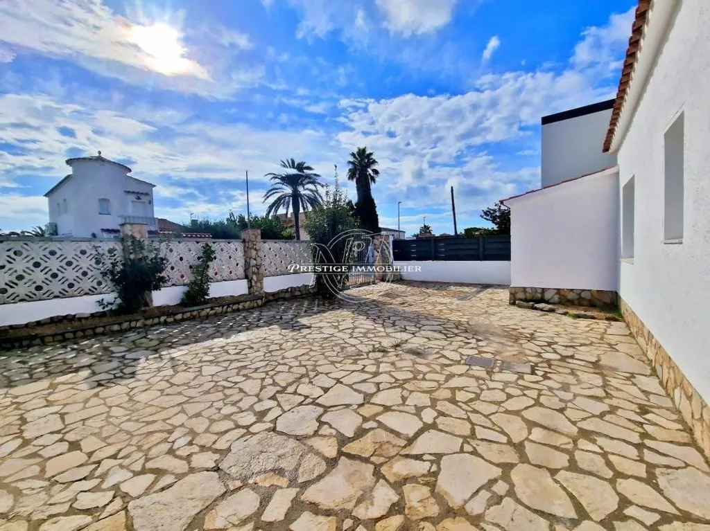Jardin - Canal-View Villa with Pool in Castelló d'Empúries