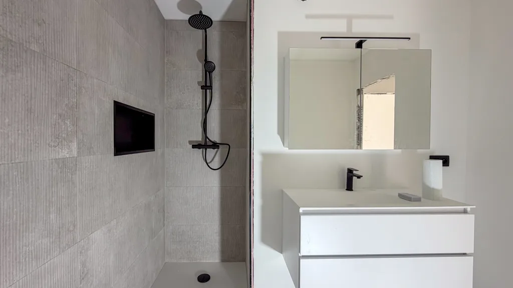 Vannitoad - New Apartment with Terrace in Ougrée