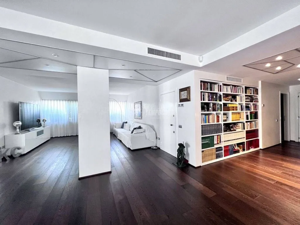 Elutuba - Penthouse with Pool in Basiglio, Milan