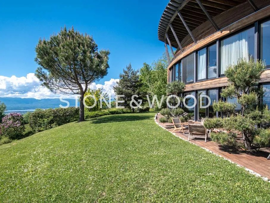Aed - Architect-Designed Villa with Panoramic Views in Cranves-Sales