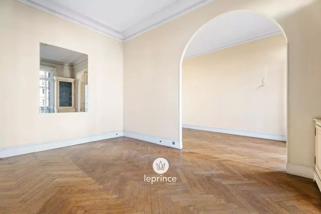 Elutuba - 3-Room Apartment in Belle Époque Building, Nice