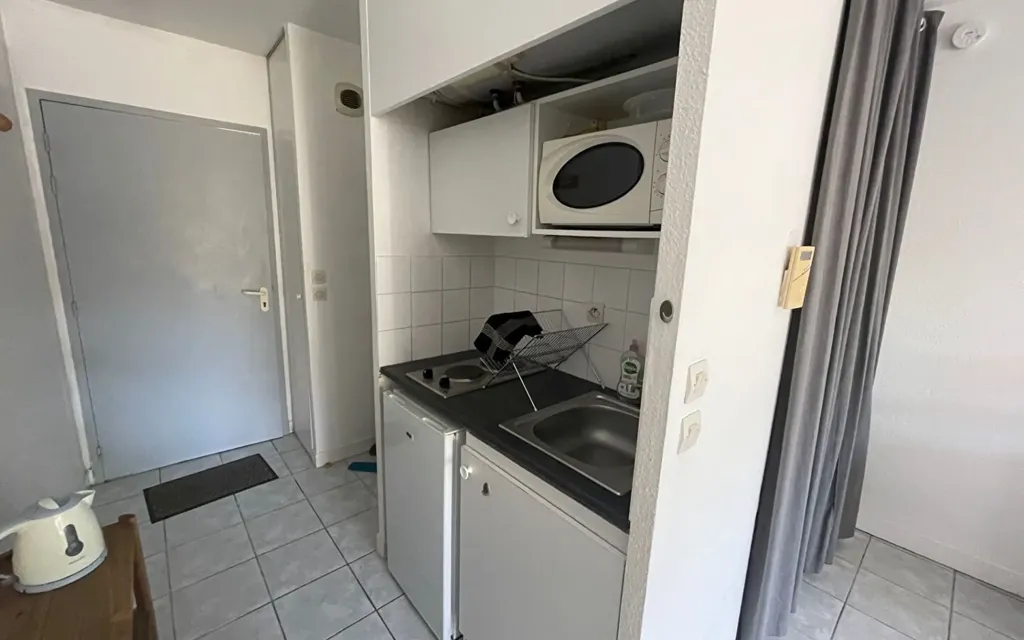 Cuisine - Studio Meublé avec Terrasse à La Rochelle
