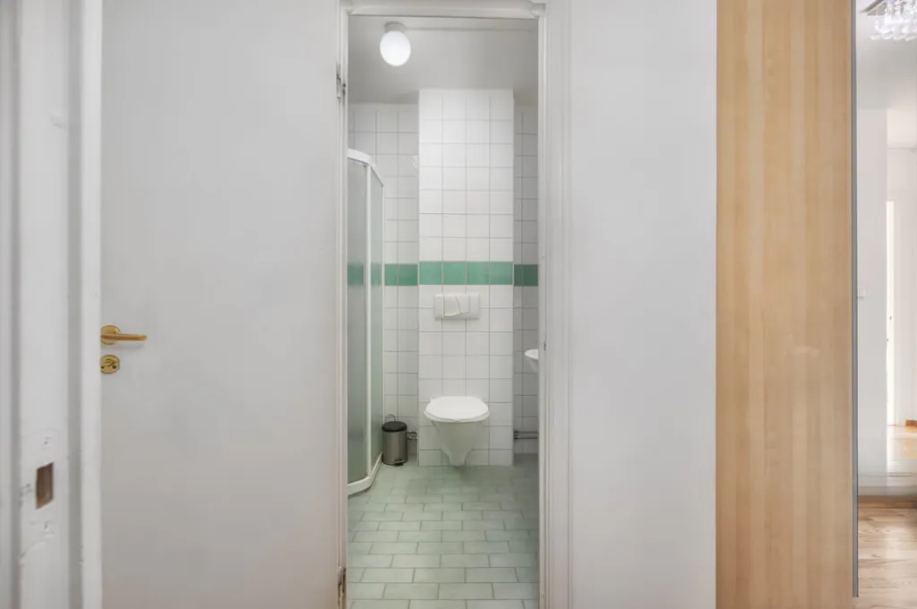 Salles de bain - Spacious Apartment with French Balcony in Blombacka