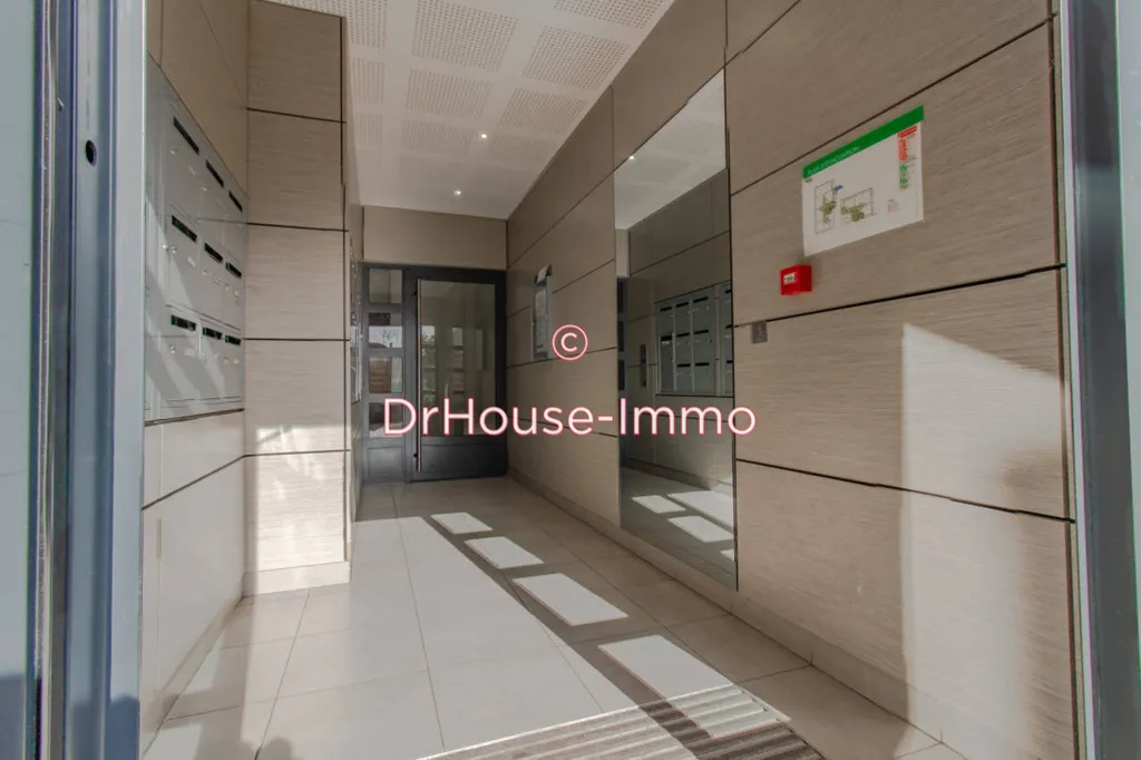 Hallway - 2-Bedroom Apartment with Balcony in Mureaux