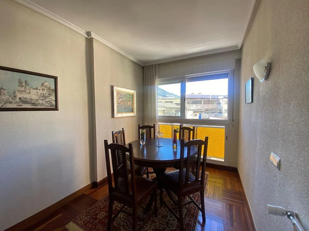 Söögituba - Three-Bedroom Flat with Balcony in Urkizu