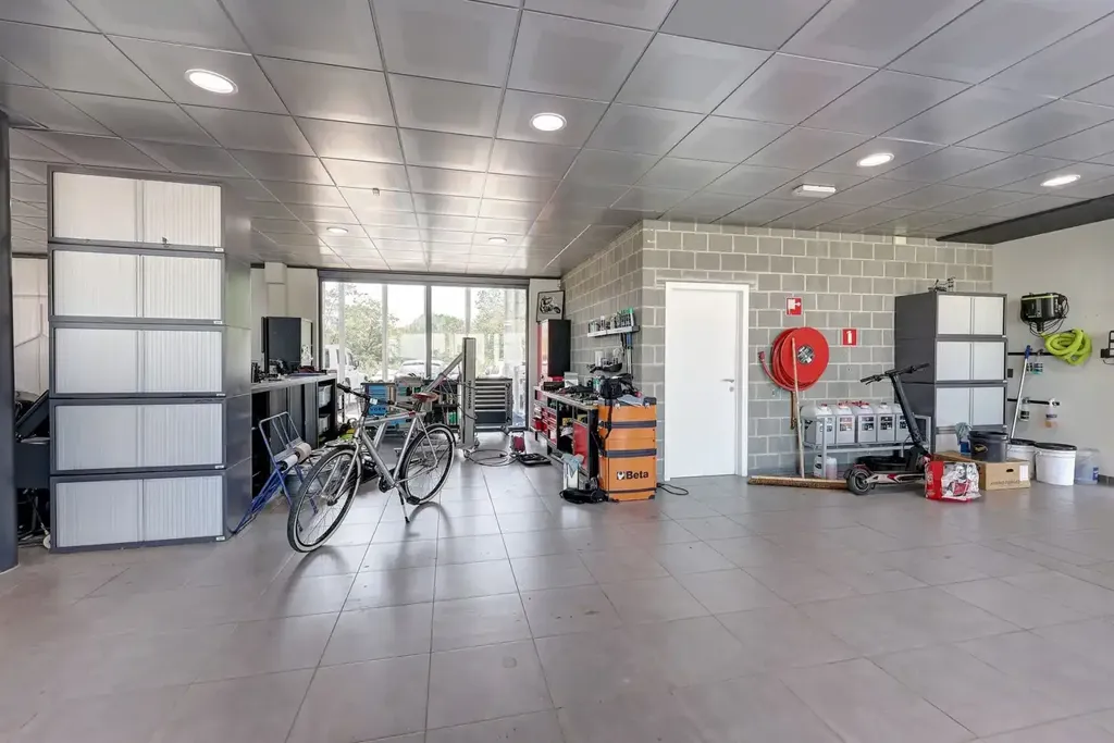 Garaje - Showroom with Water View on Dendermonde-Zele Link Road