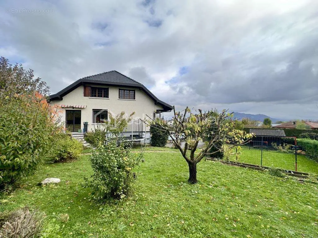 Aed - Detached House with Garden in Bromines