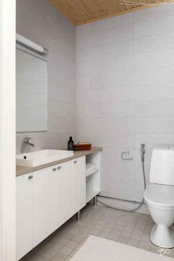 Salles de bain - Modern End-Unit Apartment with Balcony in Kantola