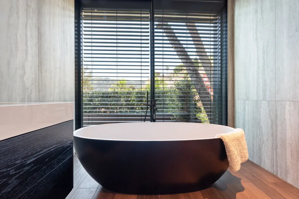Salles de bain - Villa Contemporaine avec Vue Mer à Èze