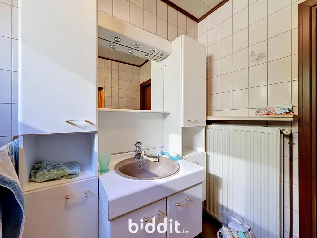 Salles de bain - Maison avec Garage dans une Construction à 3 Façades
