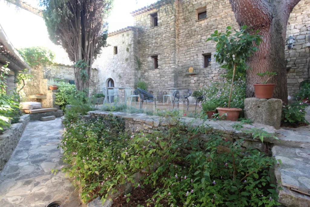 Aed - 18th-Century Mas with Gîtes in Luberon