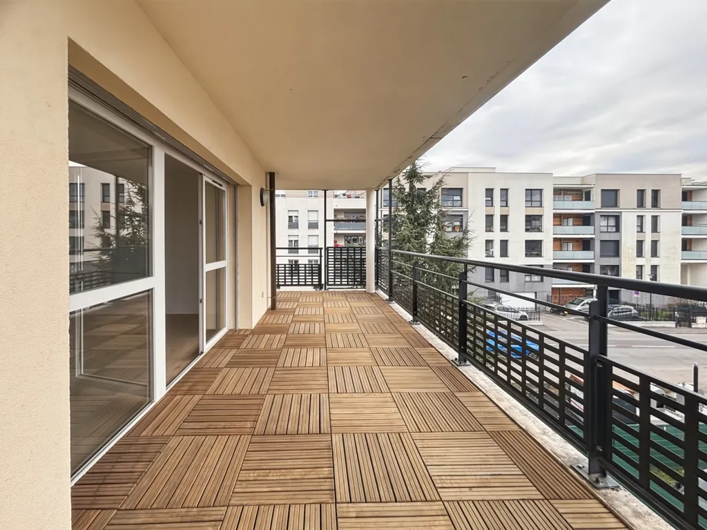 Balcony - Bright T4 Flat with Terrace in Ferney-Voltaire