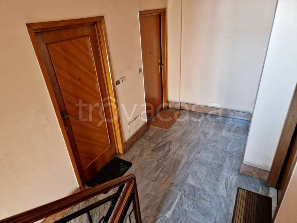 Entrée - Apartment with Three Exposures in Turin