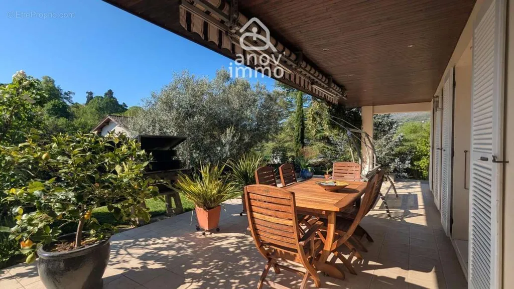 Terrass - Villa with Pool and Mountain View in Tullins