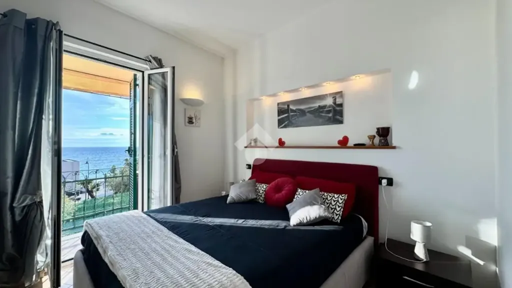 Chambres - Quadrilocale with Sea View Balcony in Noli