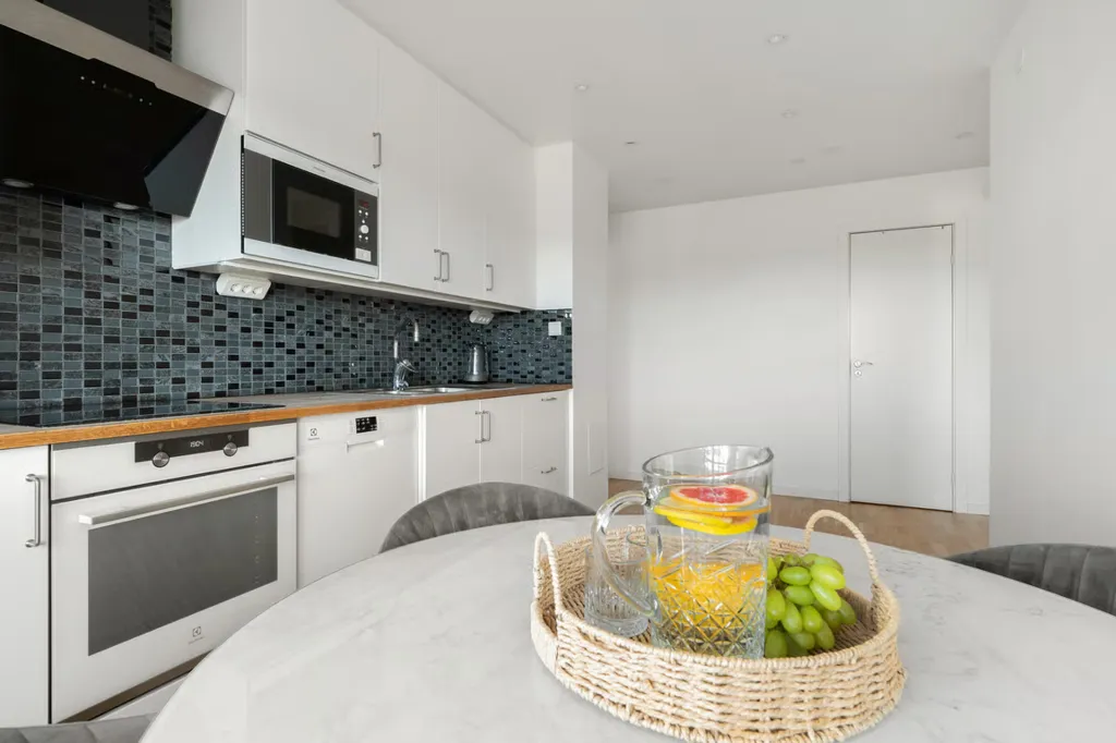 Cuisine - Renovated 2nd Floor Flat with South-Facing Balcony