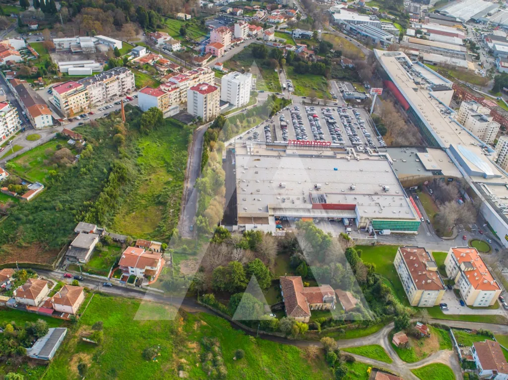 Vue aérienne - Construction Plot with Central Location in São João da Madeira